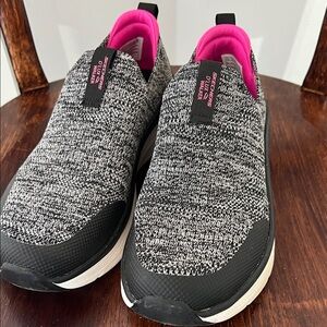 Skechers Women's Black and Pink Knit Sneakers